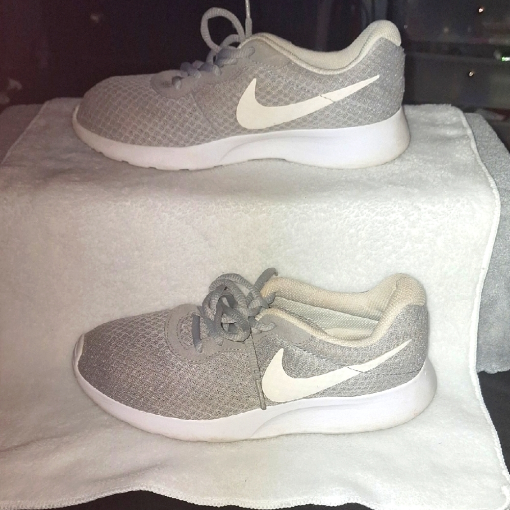 Size 7.5 - Nike Tanjun Wolf GryWht